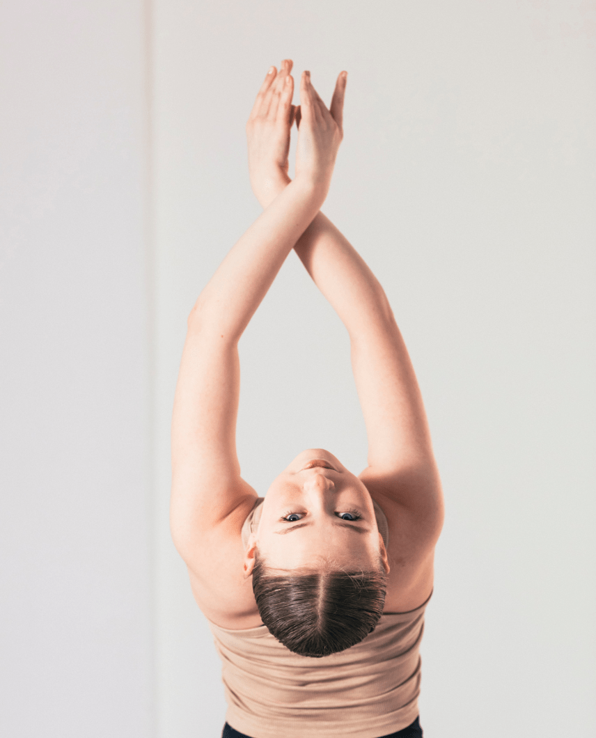 Eine Tänzerin führt eine dramatische Modern-Dance-Pose aus, wobei sie ihren Körper in eine fließende und ausdrucksstarke Form verwandelt.