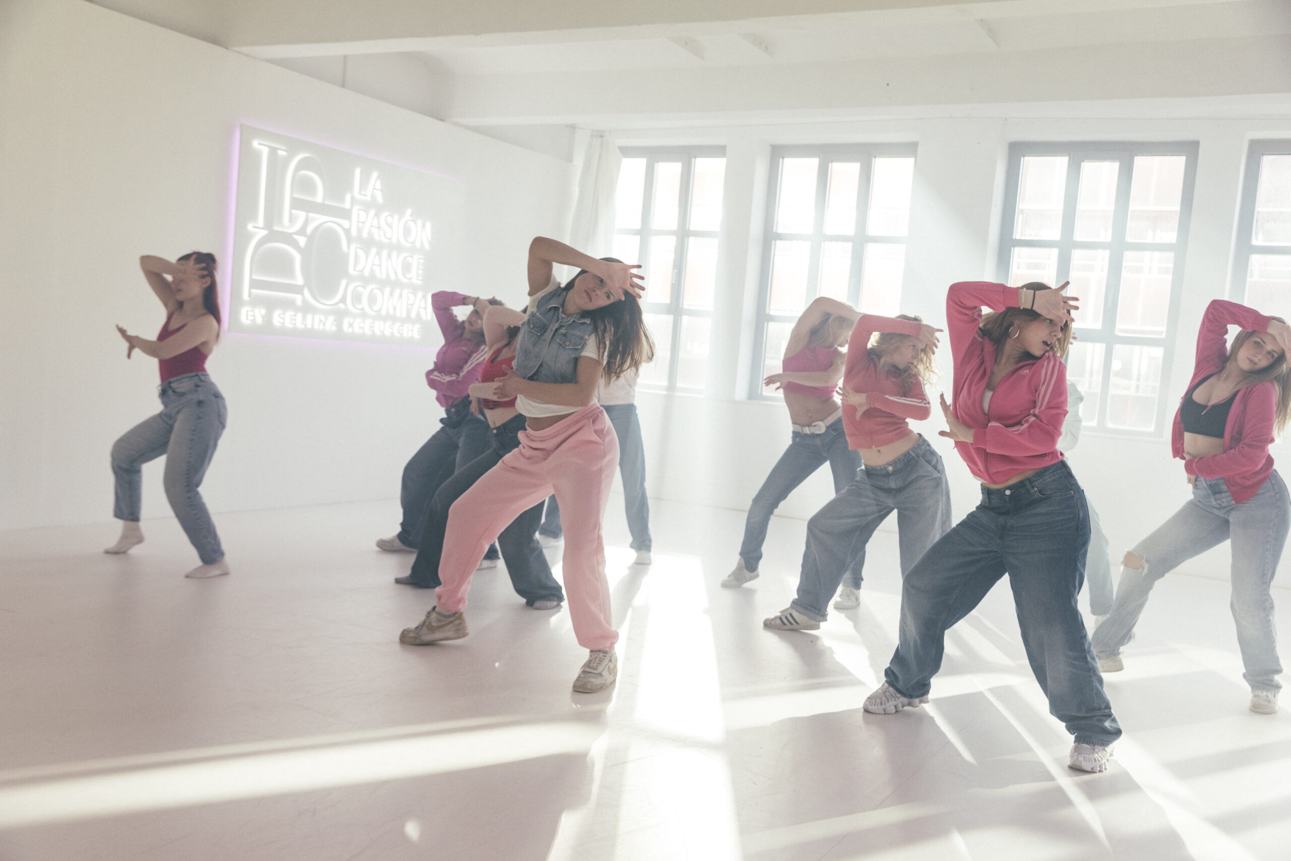 Hip-Hop-Schülerinnen in Hamburg üben synchronisierte Schritte.