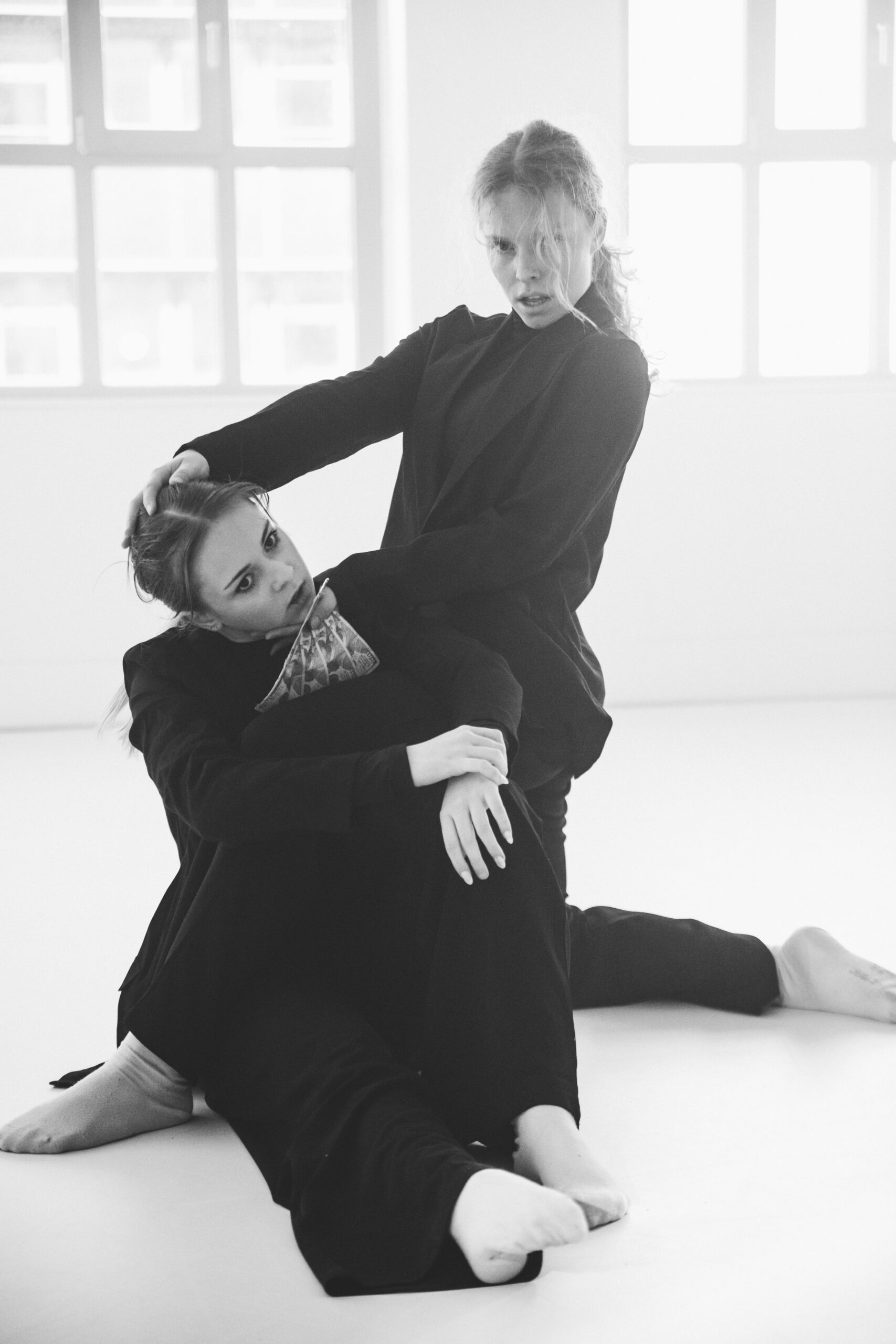 Zwei Mädchen tanzen ihr Modern Duo in einer Tanzschule in Hamburg