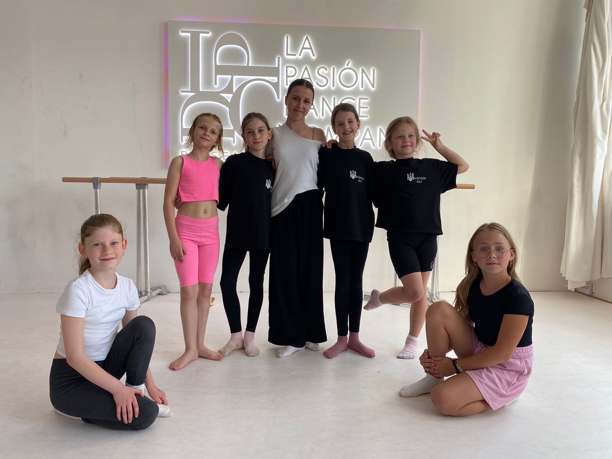 Mädchen machen ein Gruppenfoto im Tanzsaal