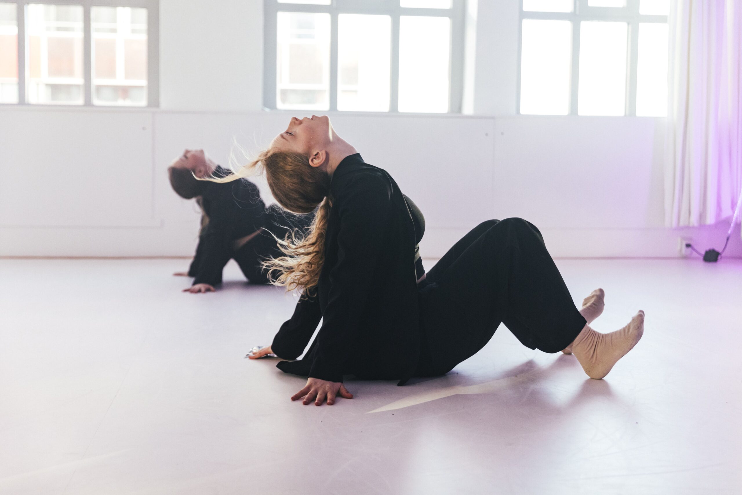 Mädchen Sitzen auf dem Boden und machen eine Pose im Tanz