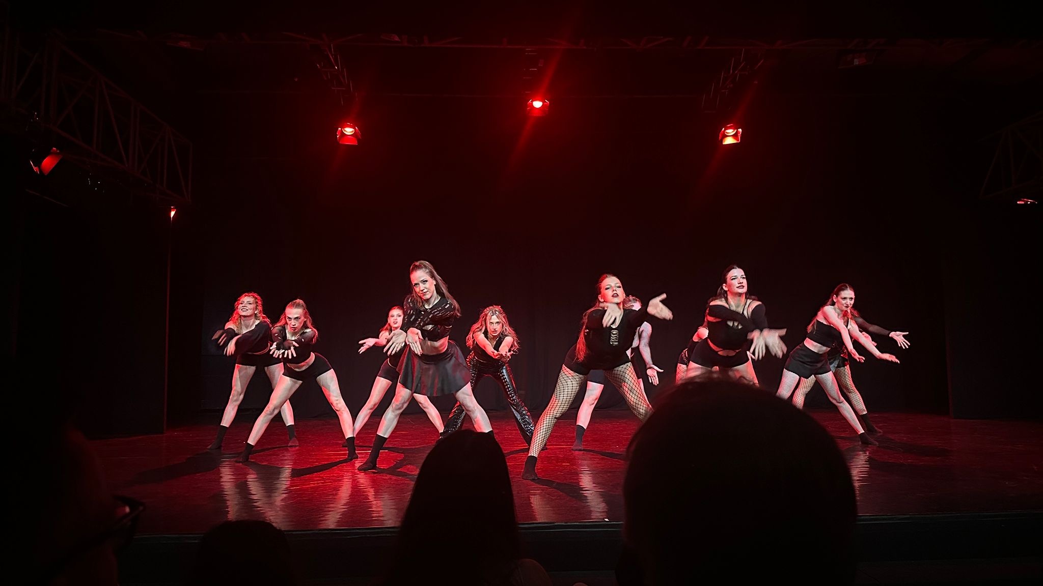 Auftritt auf der Bühne mit Gruppe Jazz Dance